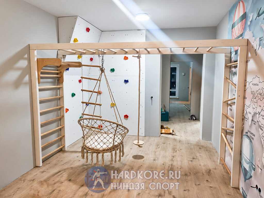 детский ниндзя рукоход над комнатой